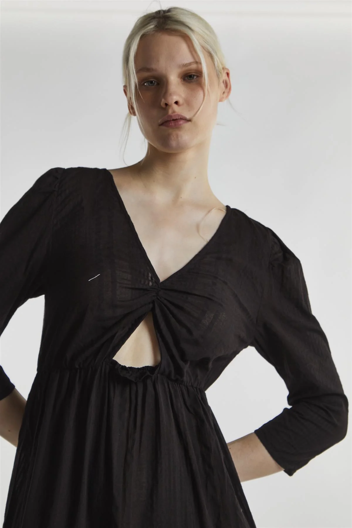 Black-Linen Cut-Out Maxi-Dress - Image 3