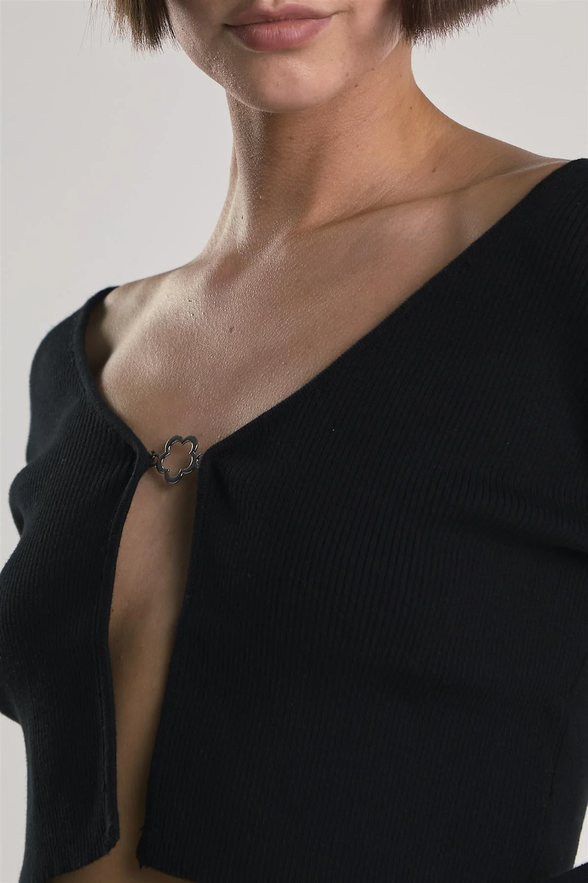 Black Open-Front-Ribbed Crop-Top - Image 4