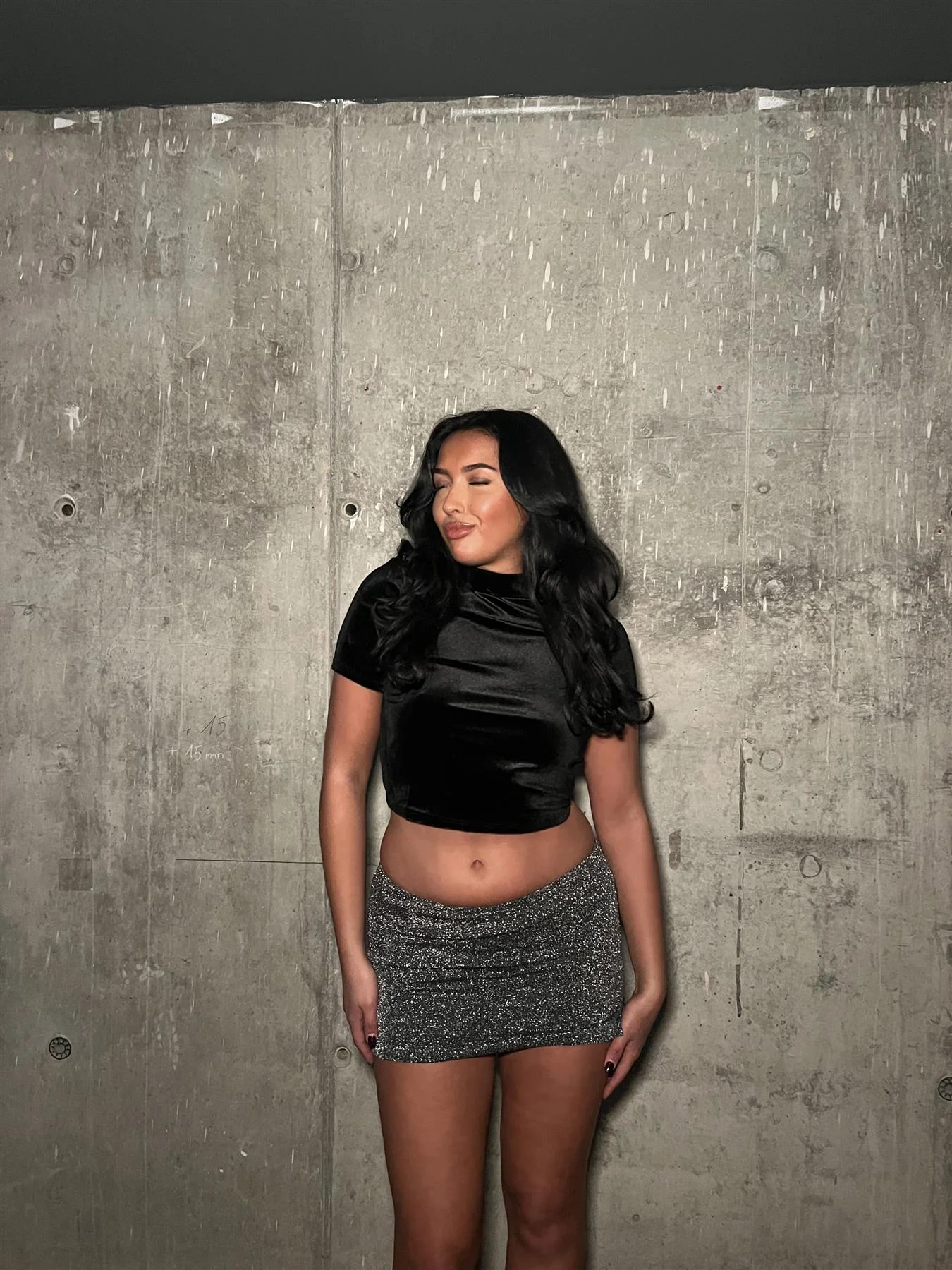 Black-Velvet Crop-Top - Image 4