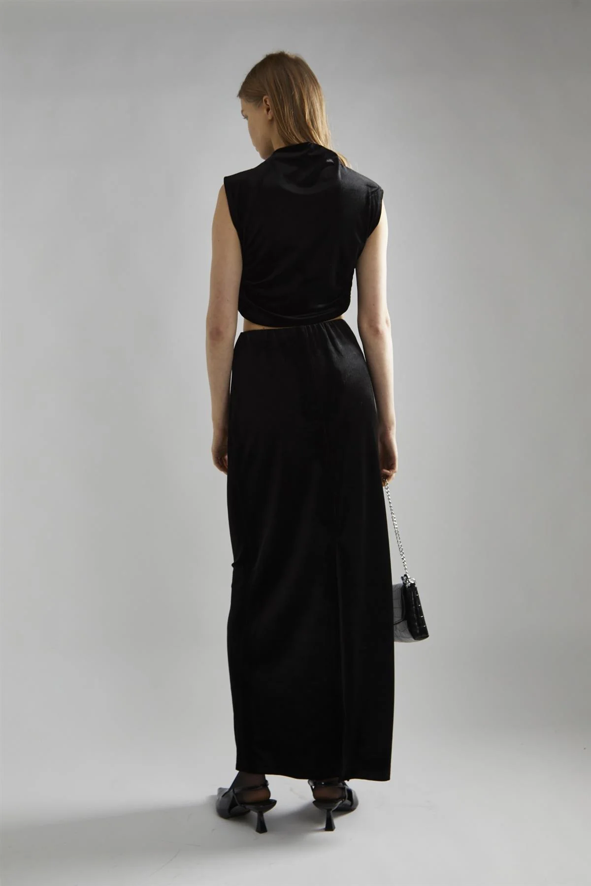 Black-Velvet Ruched Crop-Top - Image 2