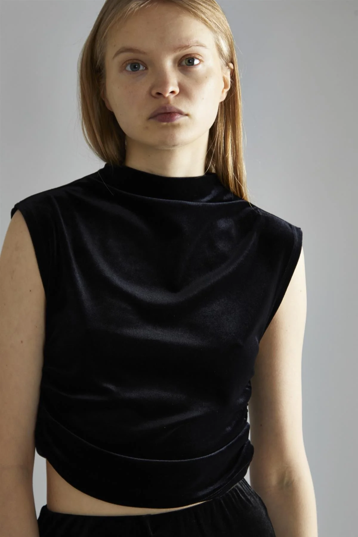Black-Velvet Ruched Crop-Top - Image 3