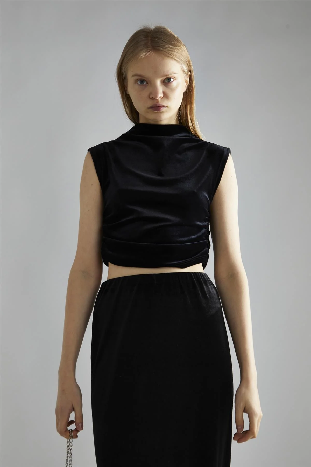 Black-Velvet Ruched Crop-Top - Image 4