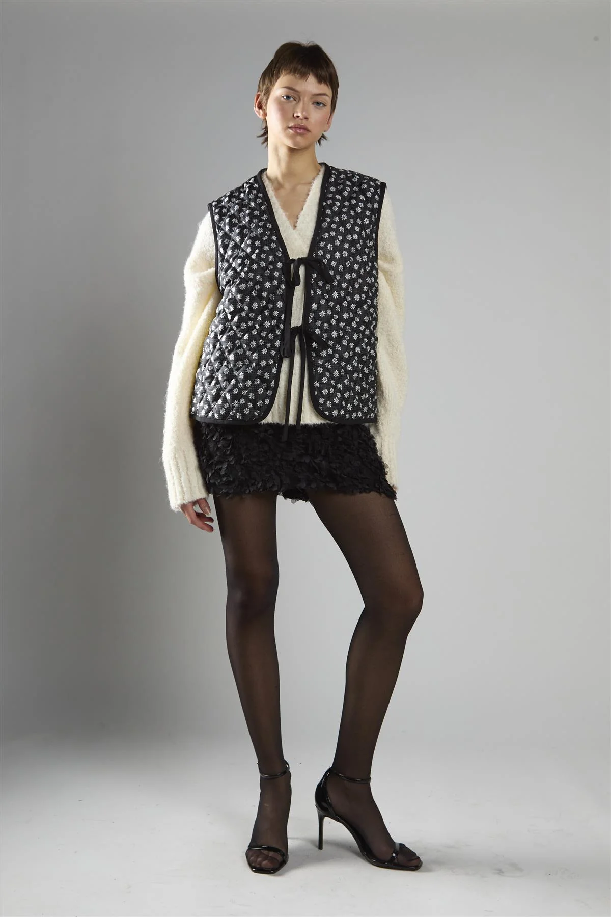 Black White Flower Quilted Front Tie Gilet