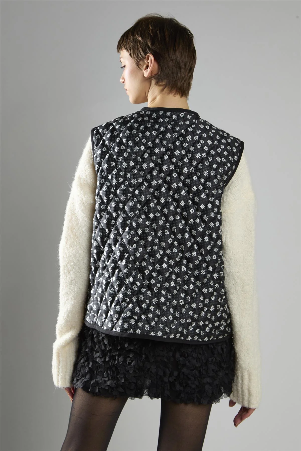 Black White Flower Quilted Front Tie Gilet - Image 2