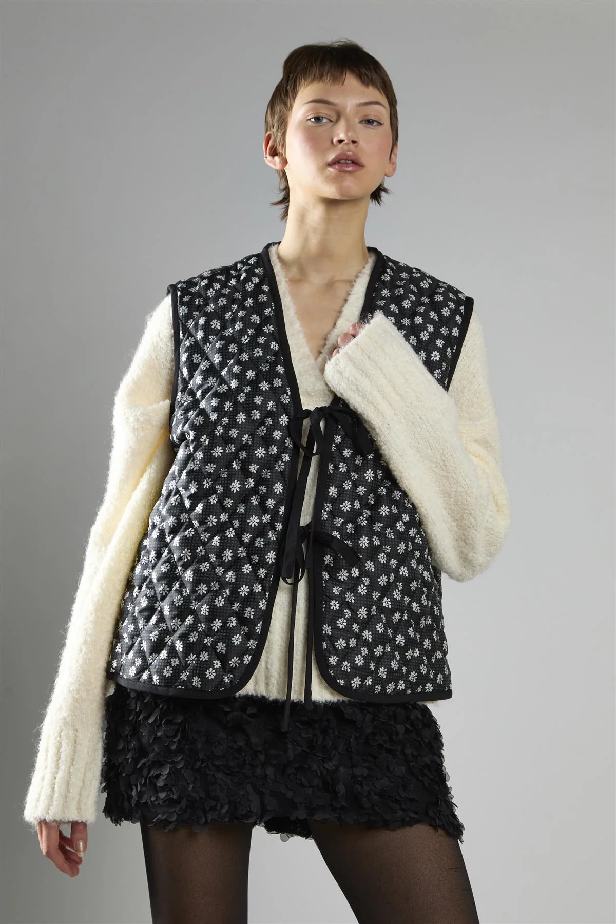 Black White Flower Quilted Front Tie Gilet - Image 3