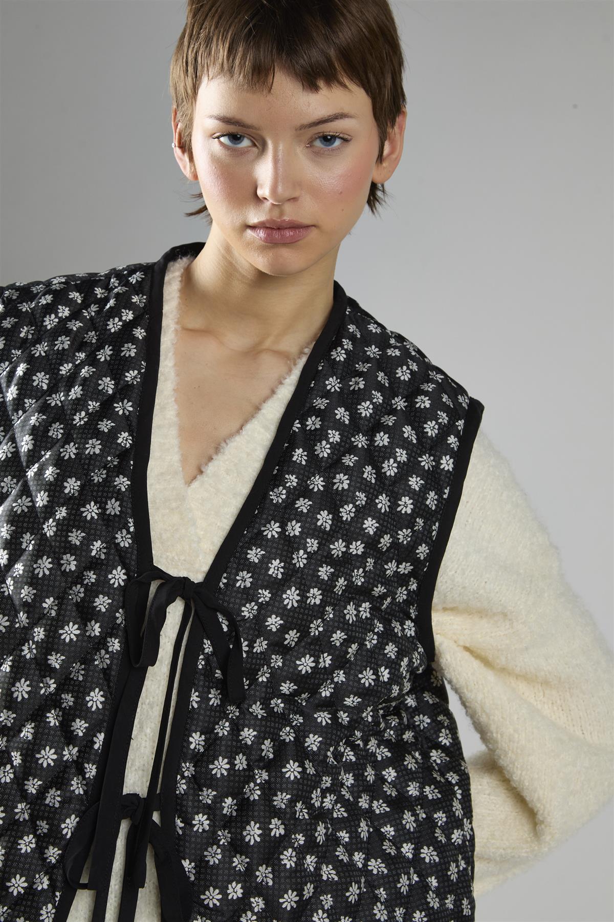 Black White Flower Quilted Front Tie Gilet - Image 4