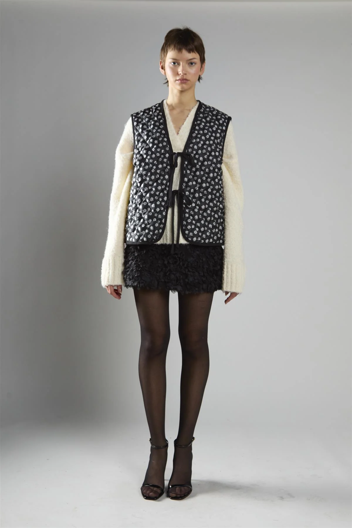 Black White Flower Quilted Front Tie Gilet - Image 5