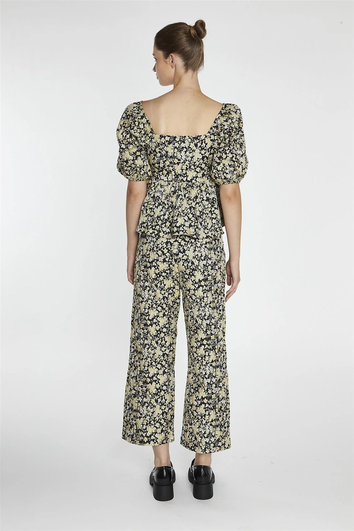 Black-Yellow Brocade Cropped Wide-Leg-Trousers - Image 2