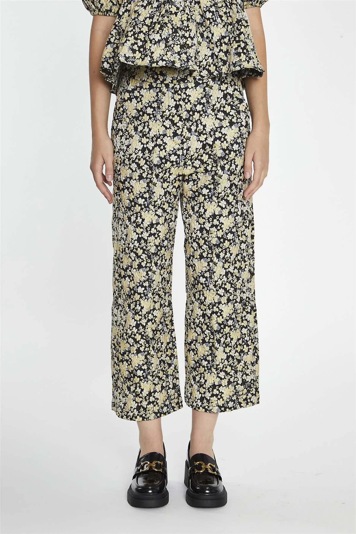 Black-Yellow Brocade Cropped Wide-Leg-Trousers - Image 3
