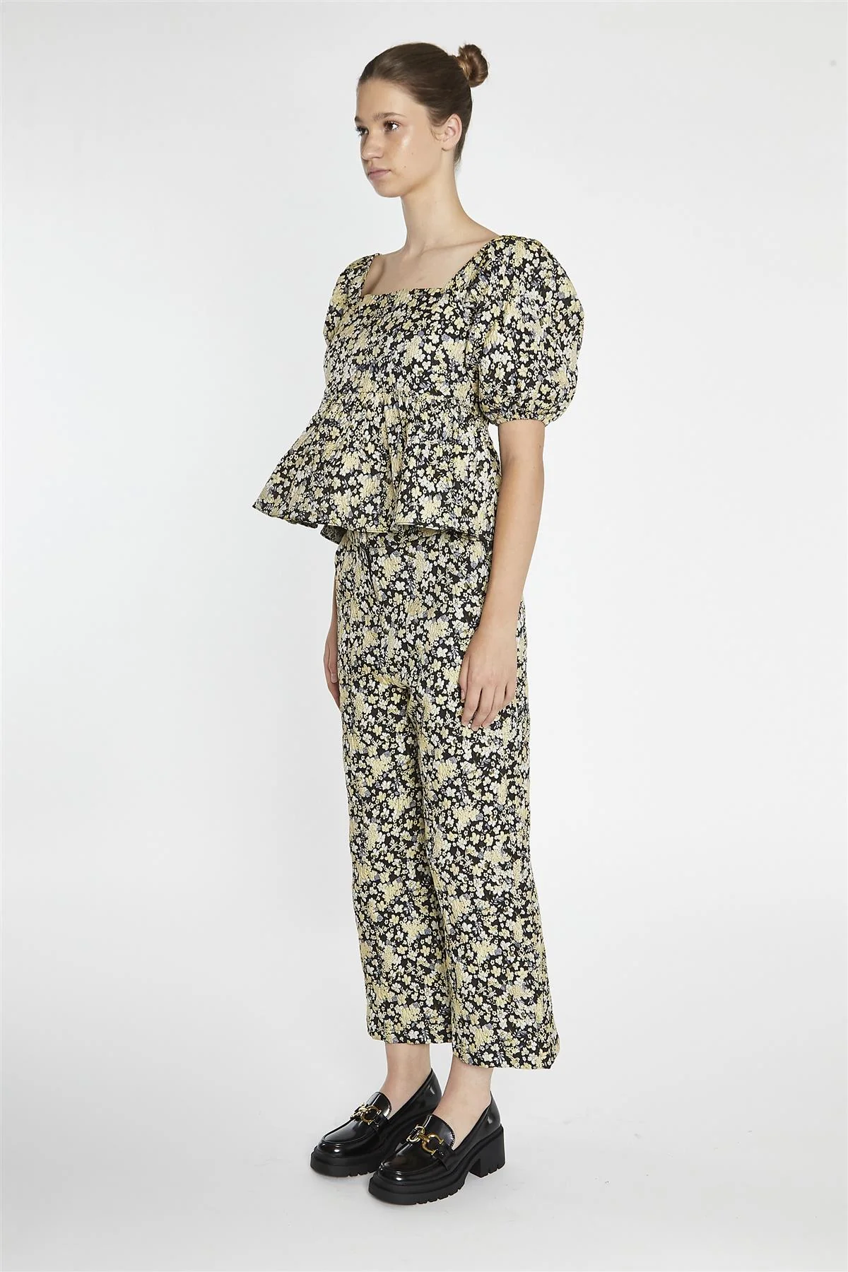 Black-Yellow Brocade Cropped Wide-Leg-Trousers - Image 4