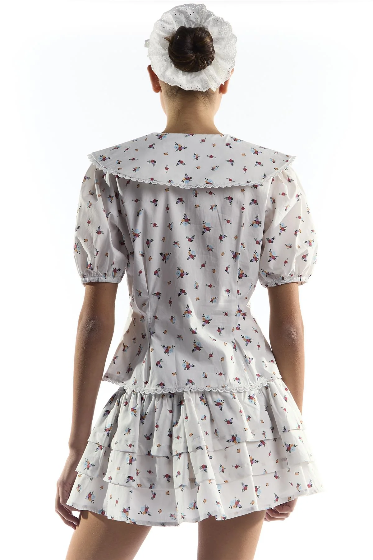Blouse with Oversized Collar and Tie in White Floral - Image 2