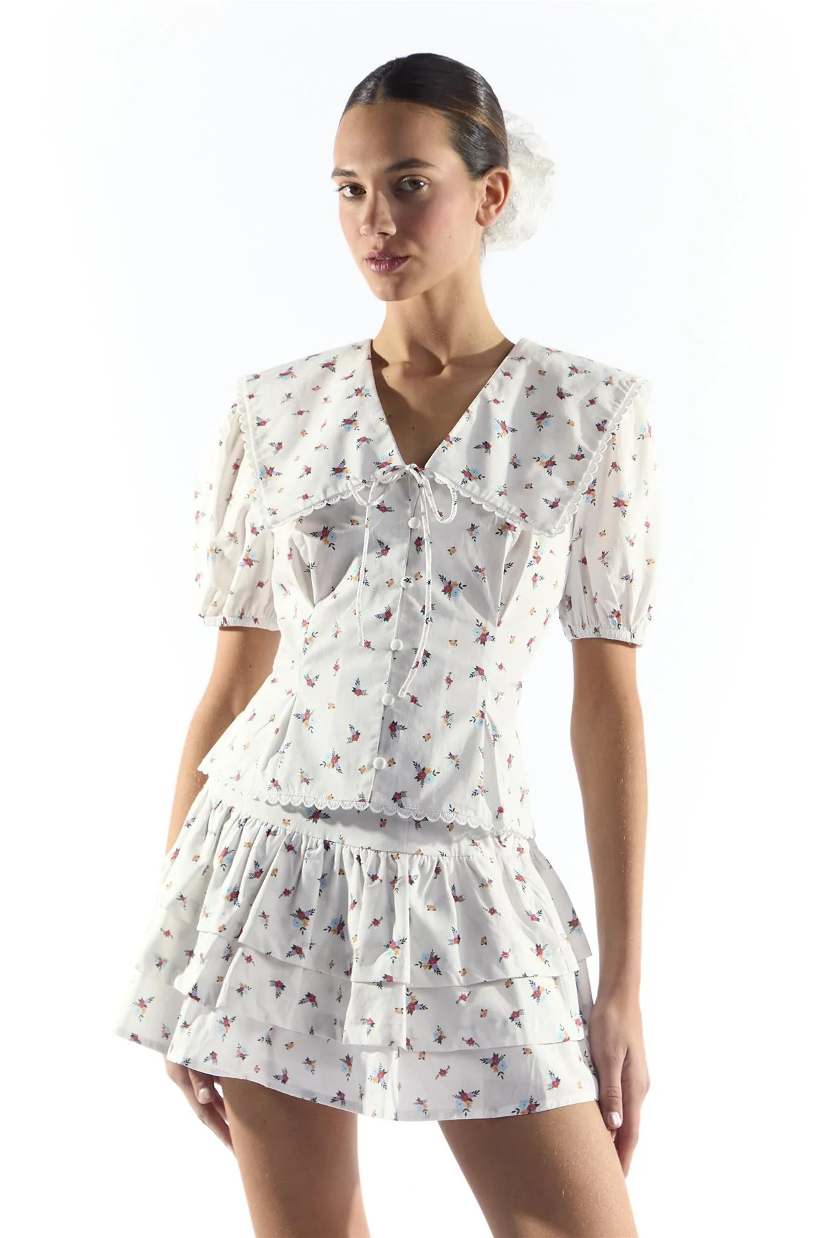 Blouse with Oversized Collar and Tie in White Floral - Image 4