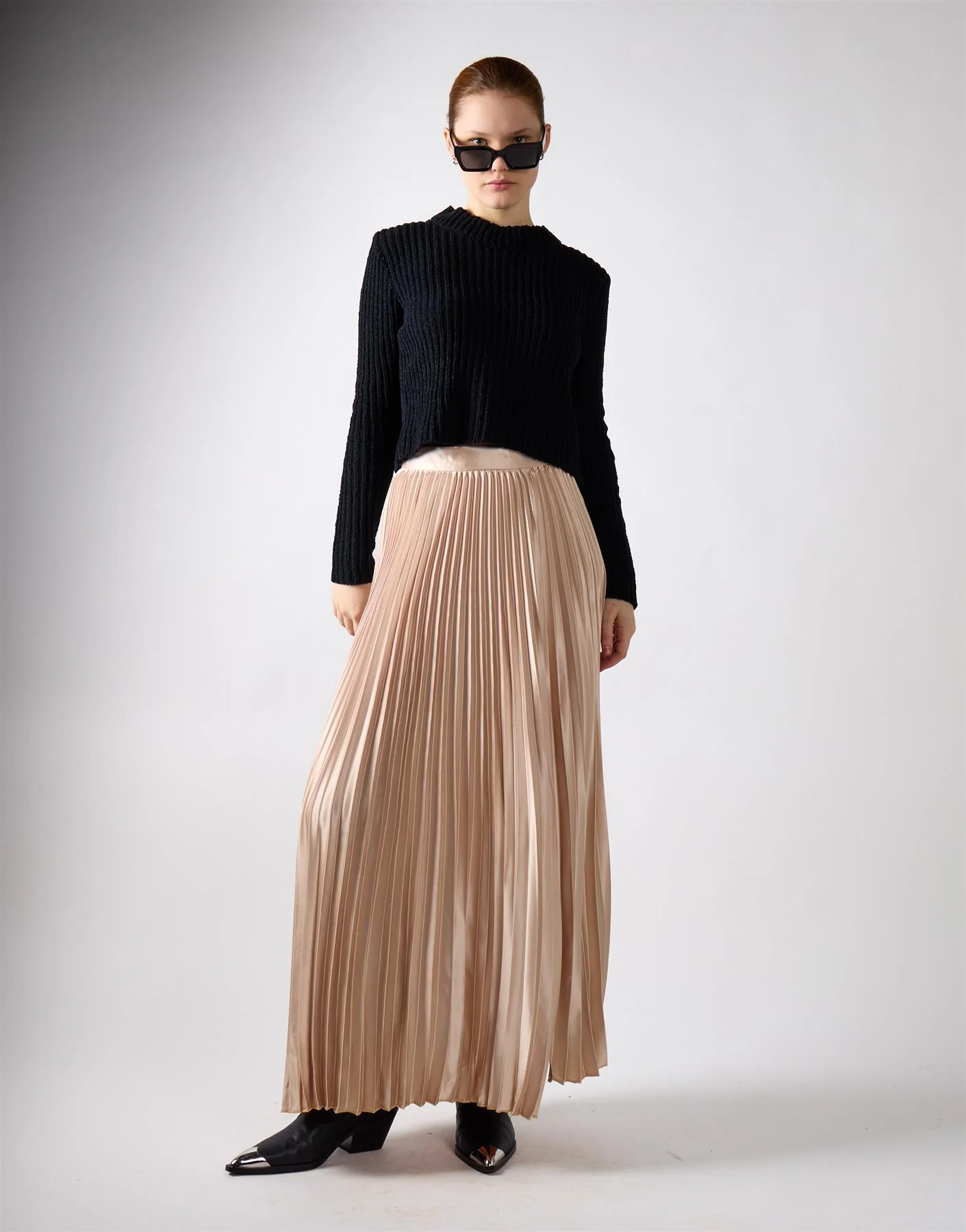Crew Neck Cropped Jumper - Black
