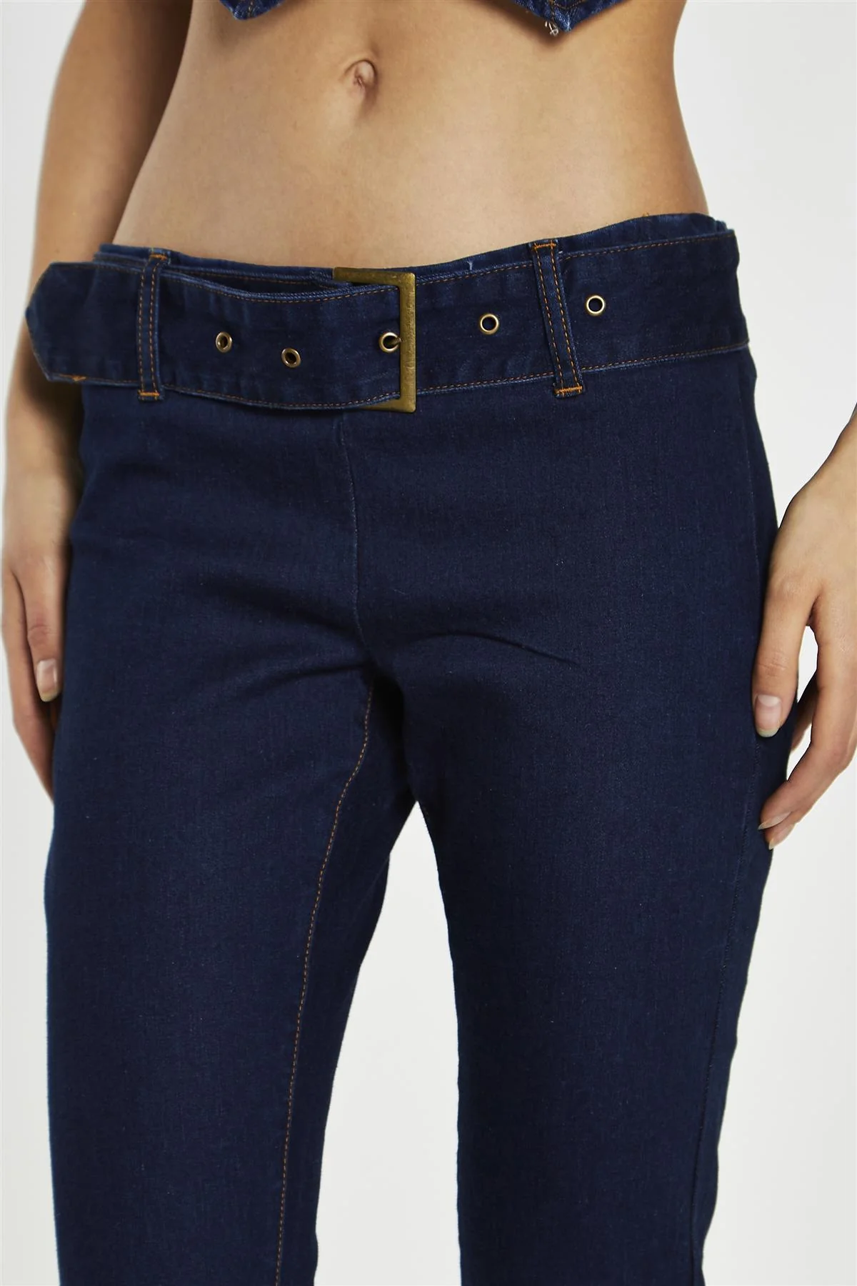 Indigo Wash Flared Denim Low-Rise-Jeans - Image 3