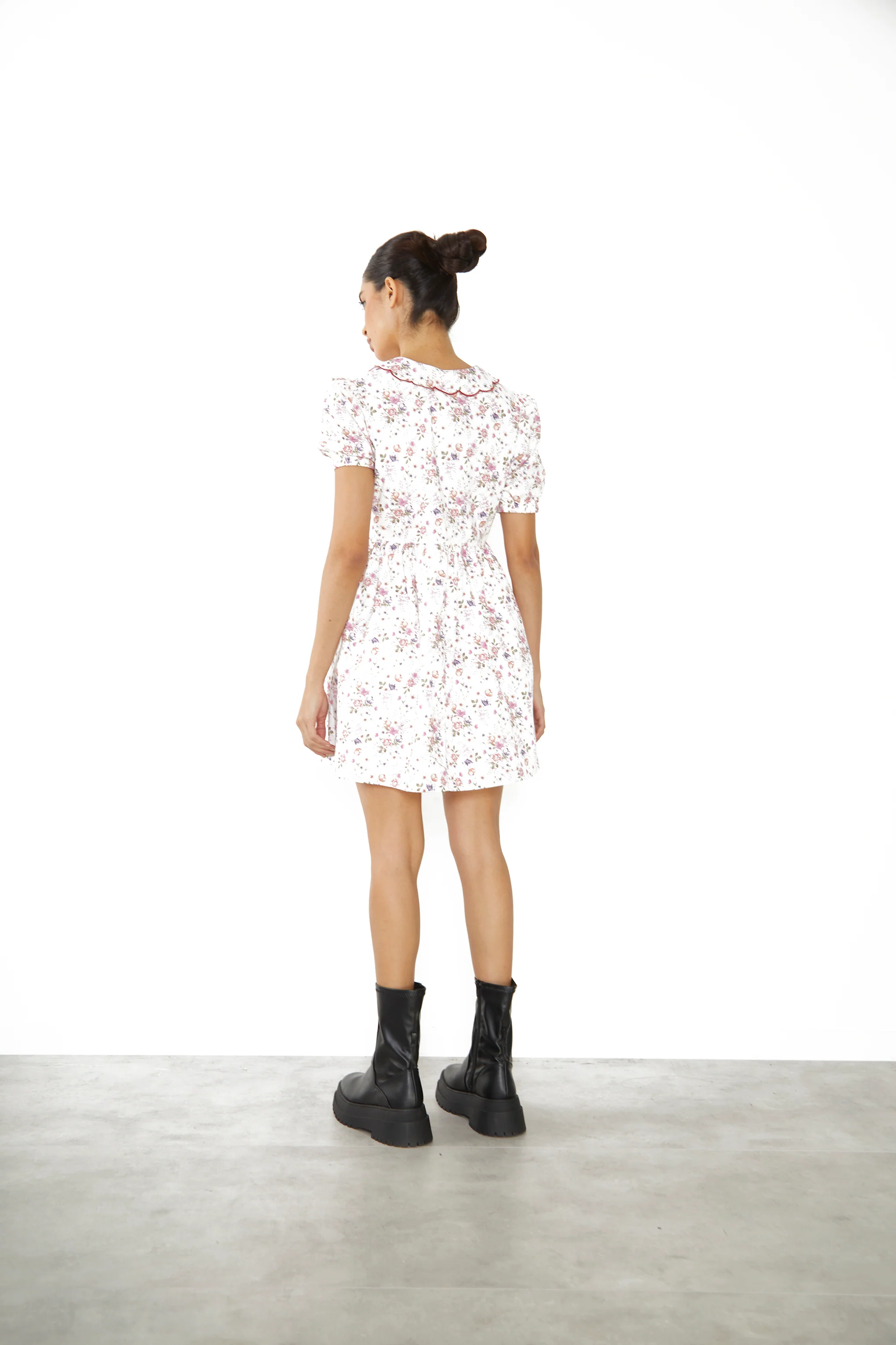 Glamorous White Vintage Flower Collar Short Sleeve Mini Dress - Image 3