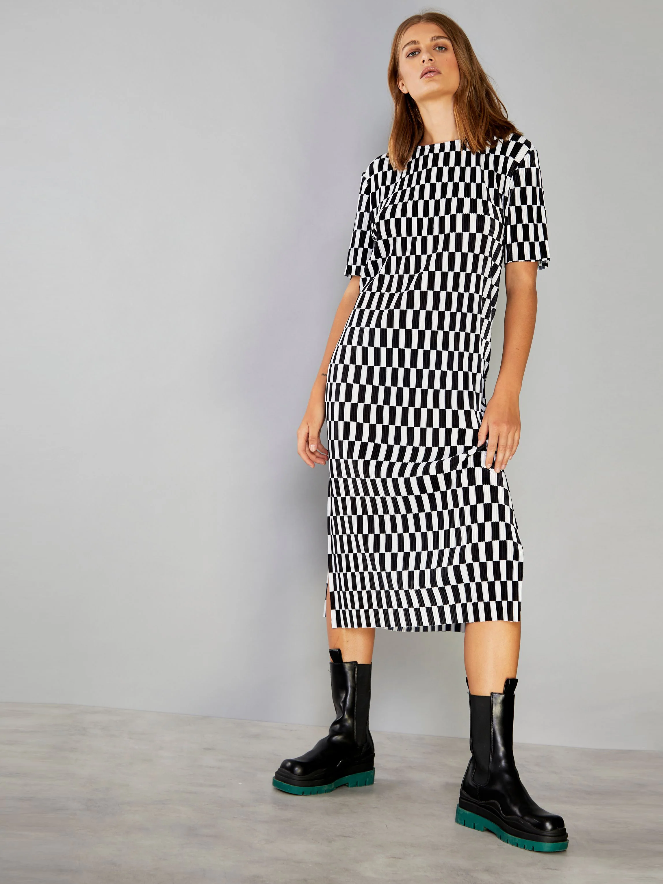 Glamorous Mono Check Plisse Pattern Midi Dress - Image 2
