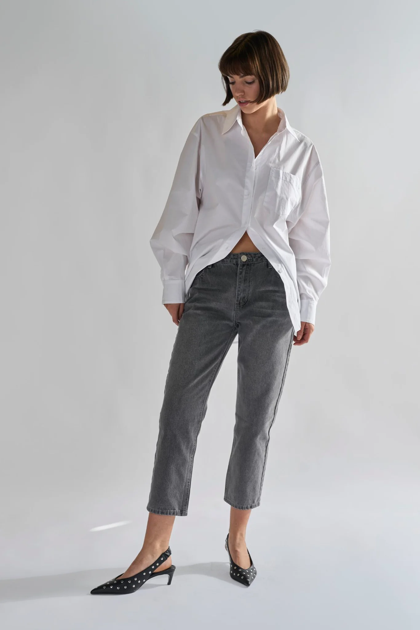 Grey Wash Low-Rise Cropped Jeans - Image 5