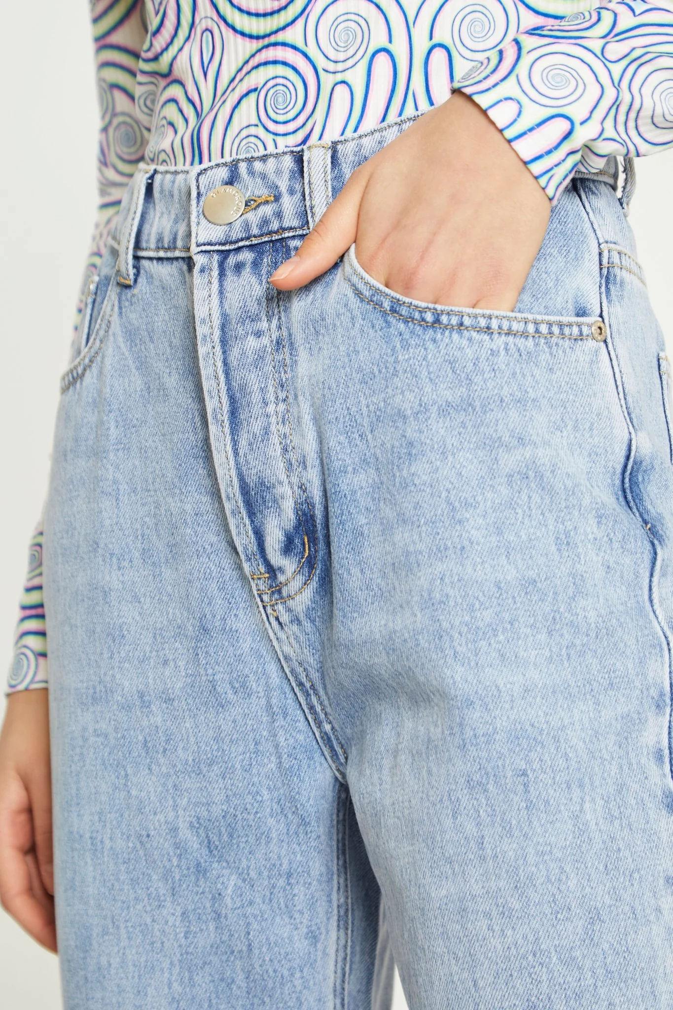 Light Stonewash Straight Leg Jeans - Image 4