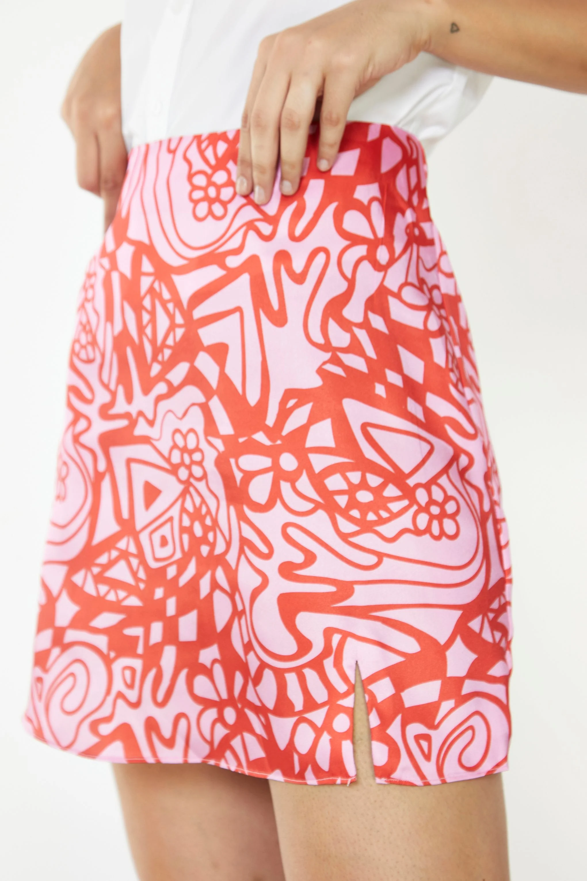 Glamorous Pink Red Abstract Mini Skirt - Image 3
