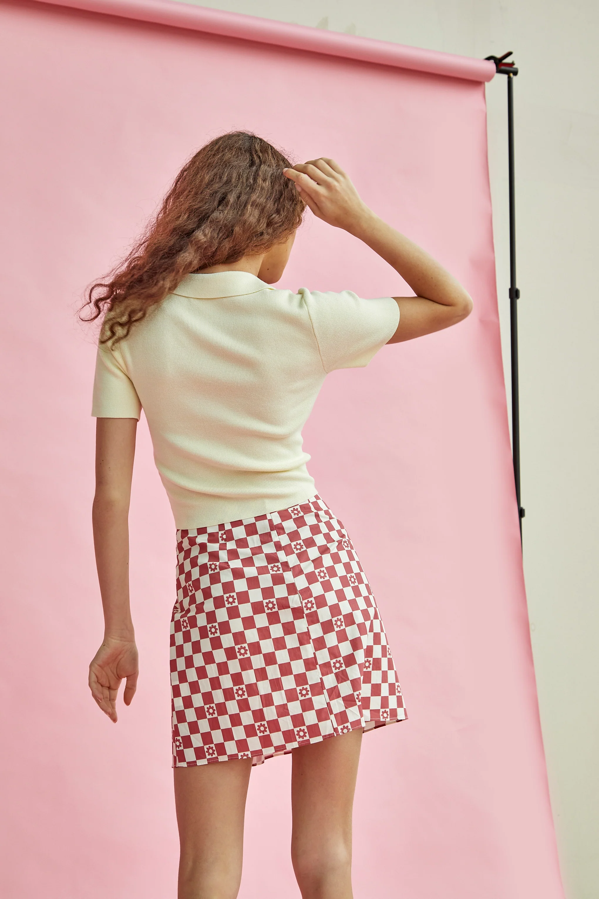 Glamorous Rose Checkerboard Flower High-Waisted Mini Skirt with front Side Split - Image 2