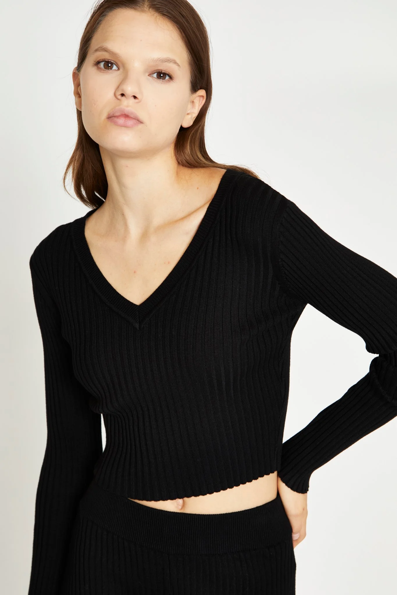 Black Knitted V-Neck Crop-Top - Image 3