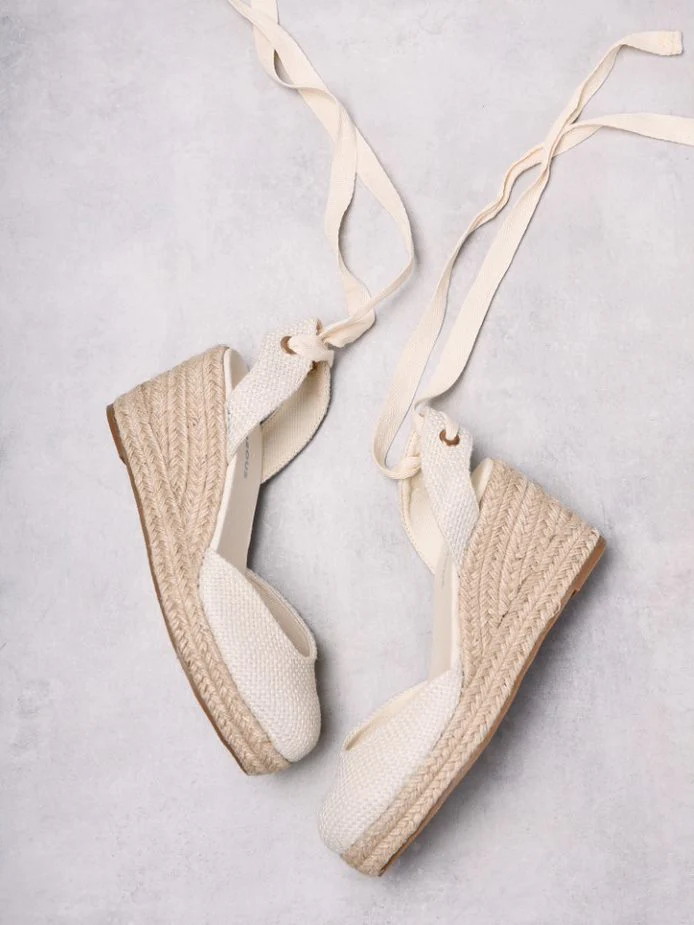 Glamorous Nude Closed-Toe Rattan Wedges - Image 3