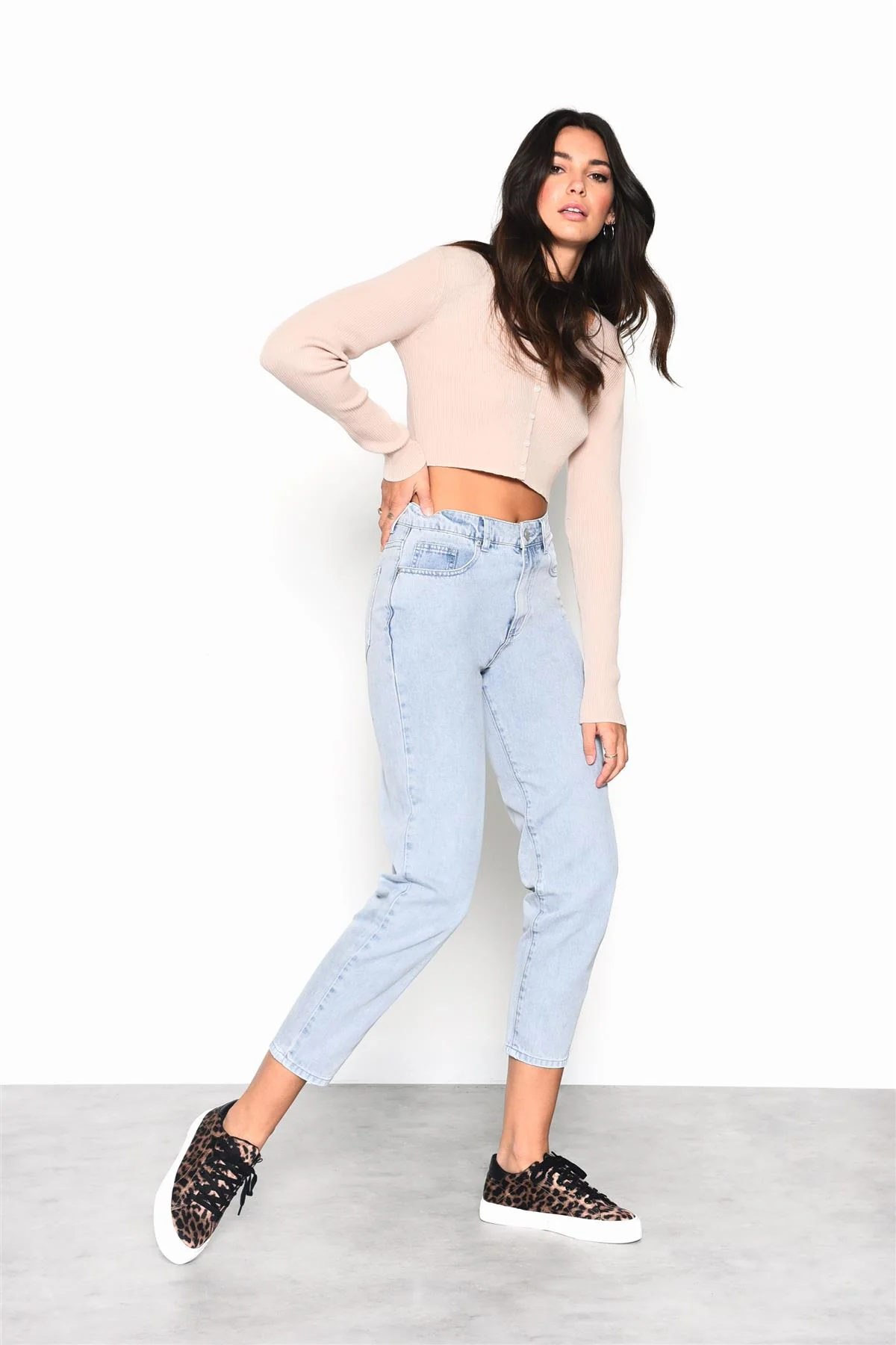 Light-Blue-Wash High-Waisted Crop-Jeans - Image 3