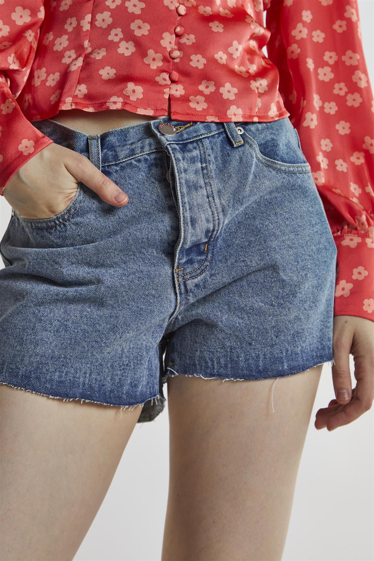 Mid-Stonewash Cut-Off Frayed Shorts - Image 4
