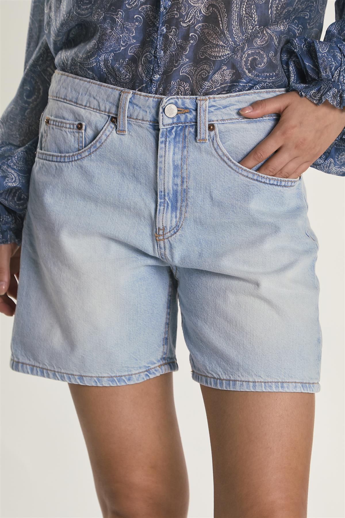Mid Waist Loose Fit Denim Shorts - Light Vintage Wash - Image 3