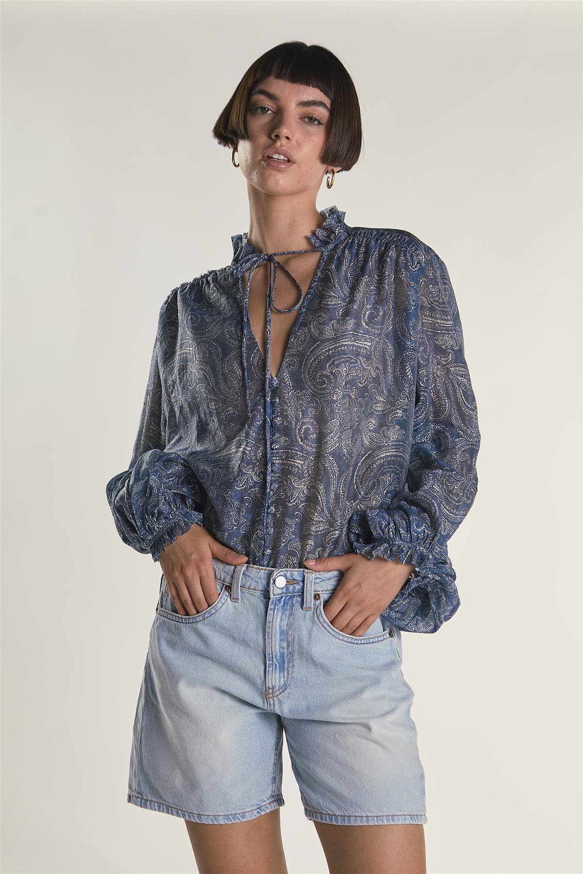Mid Waist Loose Fit Denim Shorts - Light Vintage Wash - Image 4