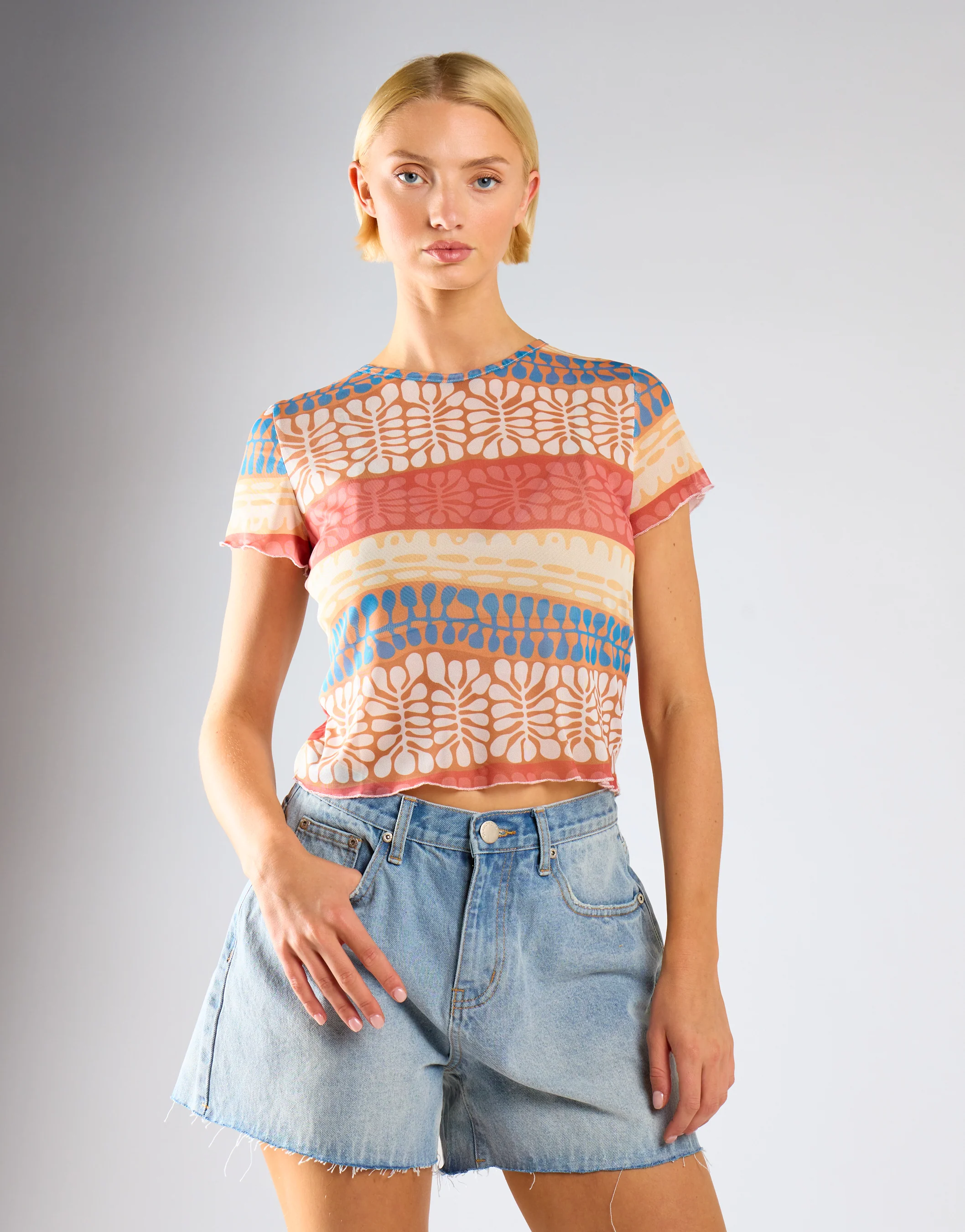Vintage Blue Mid Rise Frayed Hem Denim Shorts - Image 4