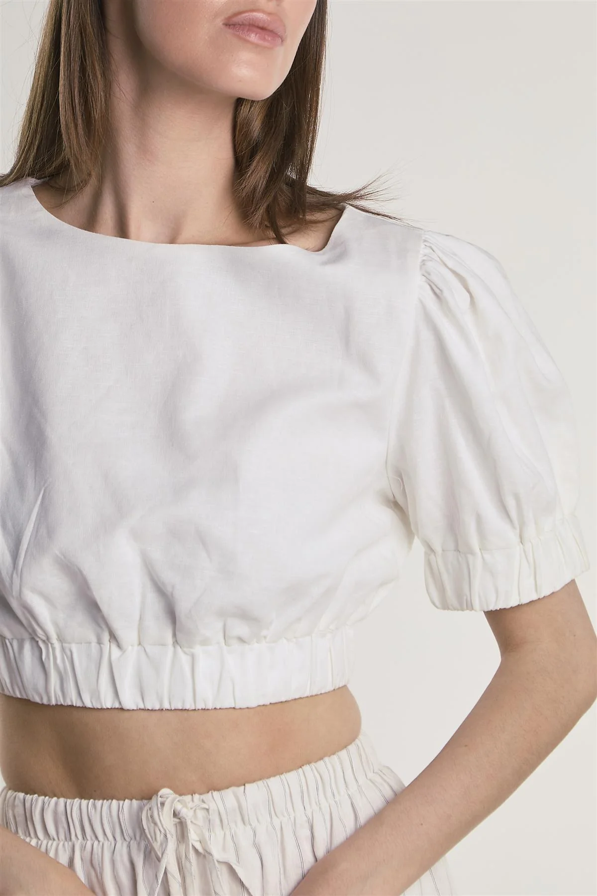 White Puffed-Sleeve Crop-Top - Image 4